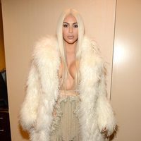 Kim Kardashian con una peluca rubia