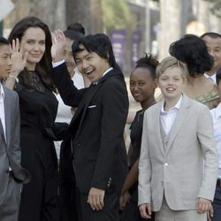 Angelina Jolie junto a sus hijos en un viaje a Camboya