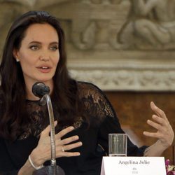 Angelina Jolie durante un viaje a Camboya