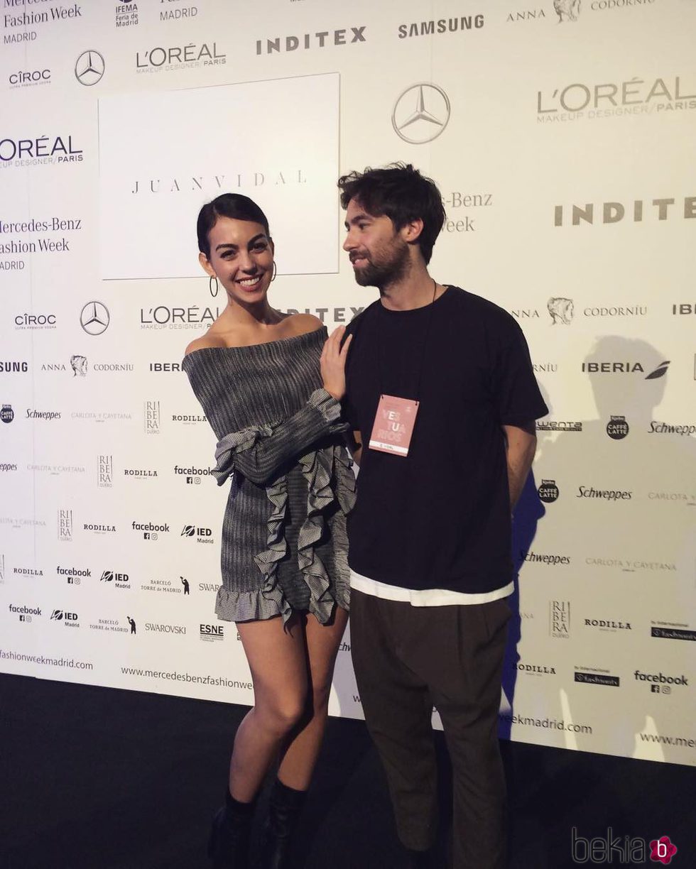Georgina Rodríguez junto a Juan Vidal tras su desfile en Madrid Fashion Week otoño/invierno 2017/2018