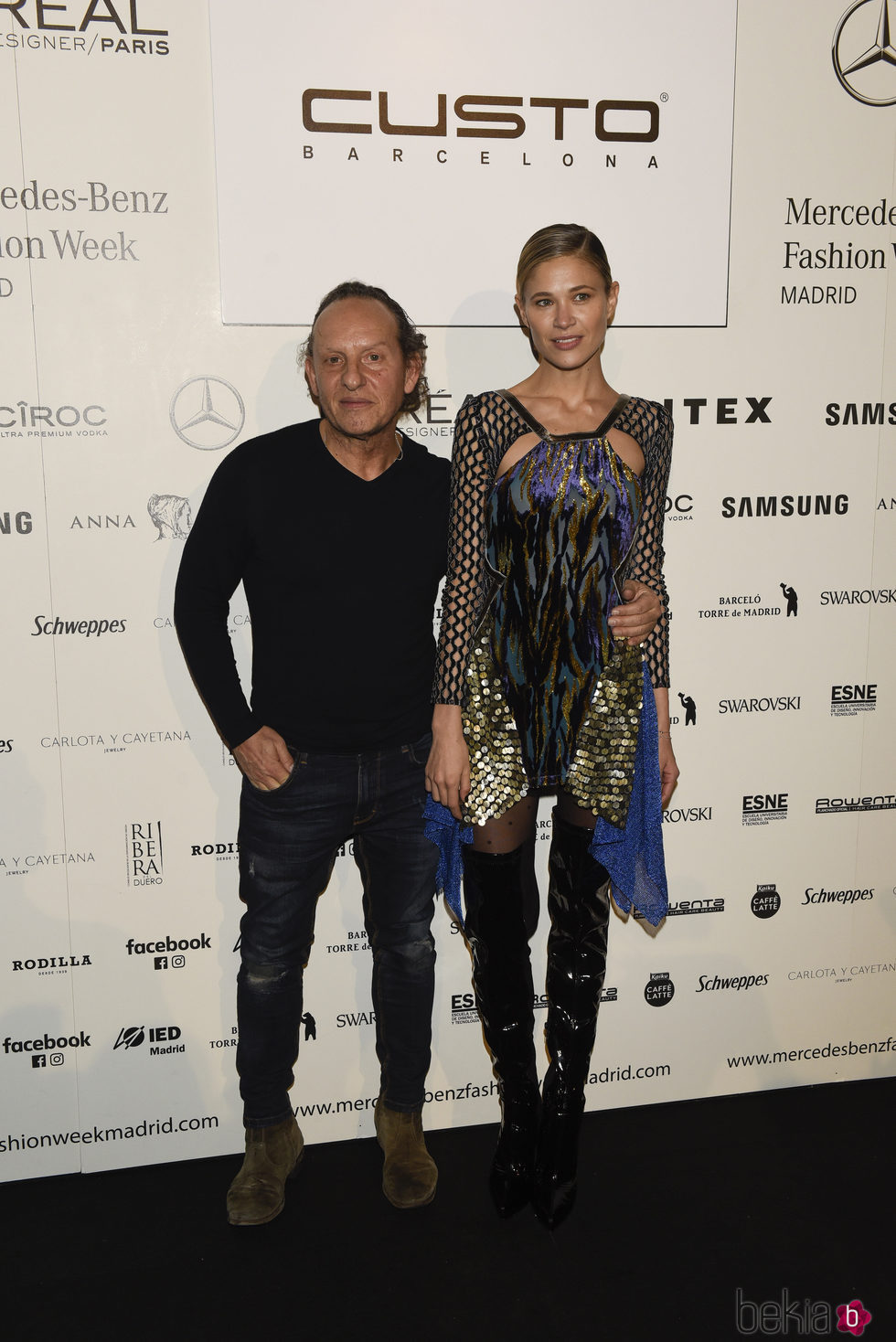 Custo Barcelona y Carla Pereyra en el desfile de la firma en la Madrid Fashion Week 2017/2018