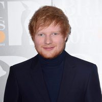 Ed Sheeran en la alfombra roja de los Brit Awards 2017