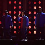 Bruno Mars cantando en los Premios Brit 2017