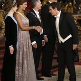 Albert Rivera saluda a Juliana Awada ante el presidente de Argentina Mauricio Macri y los Reyes Felipe y Letizia