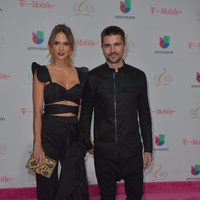 Juanes y Karen Martínez en los Premios Lo Nuestro 2017