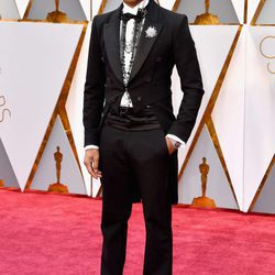 Pharrell Williams en la alfombra roja de los Premios Oscar 2017