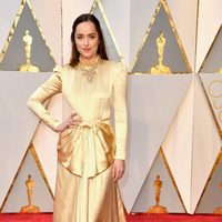 Dakota Johnson en la alfombra roja de los Premios Oscar 2017