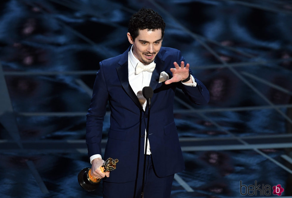 Damien Chazelle agradeciendo su Oscar 2017 a Mejor director por 'La La Land'