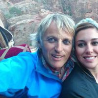 Blanca Suárez visitando las ruinas de la ciudad de Petra con Jesús Calleja