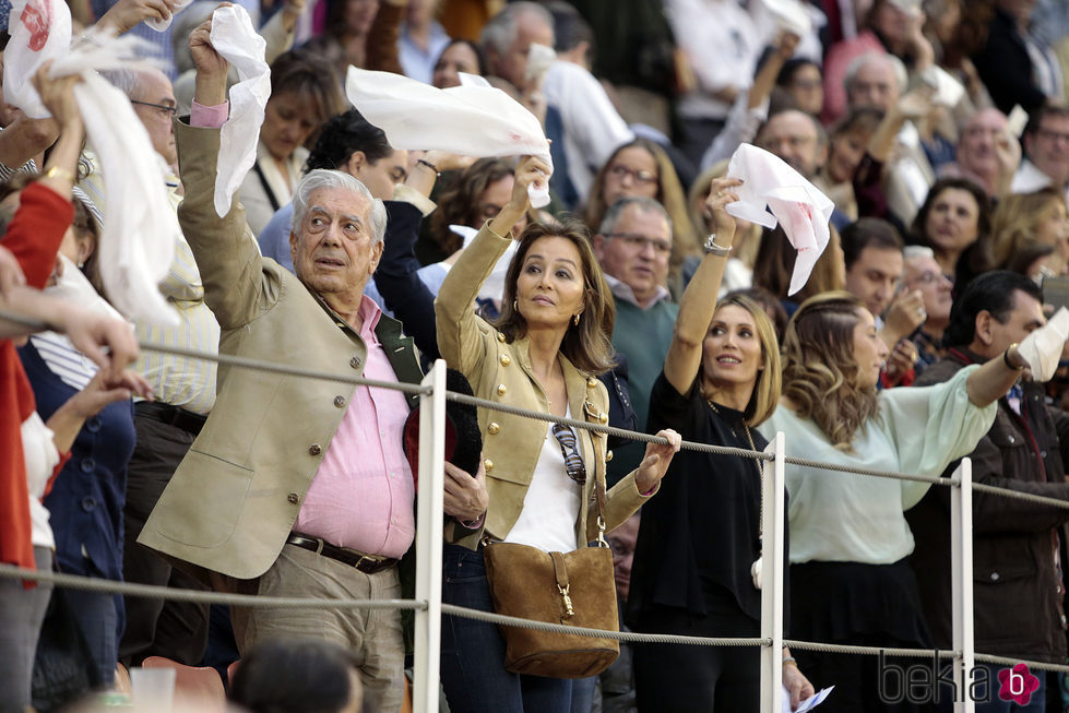Isabel Preysler y Mario Vargas Llosa muy emocionados en un festejo taurino en Illescas