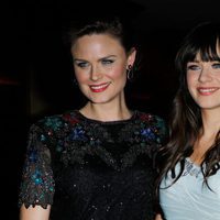 Emily y Zooey Deschanel en un evento