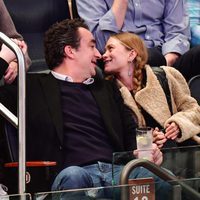 Mary-Kate Olsen y Olivier Sarkozy viendo un partido de la NBA