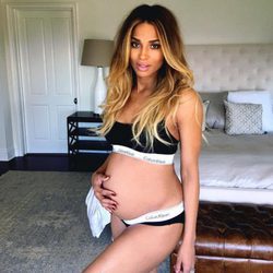 Ciara mostrando su embarazo