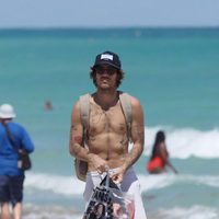 Adrián Roma con el torso desnudo en una playa de Miami