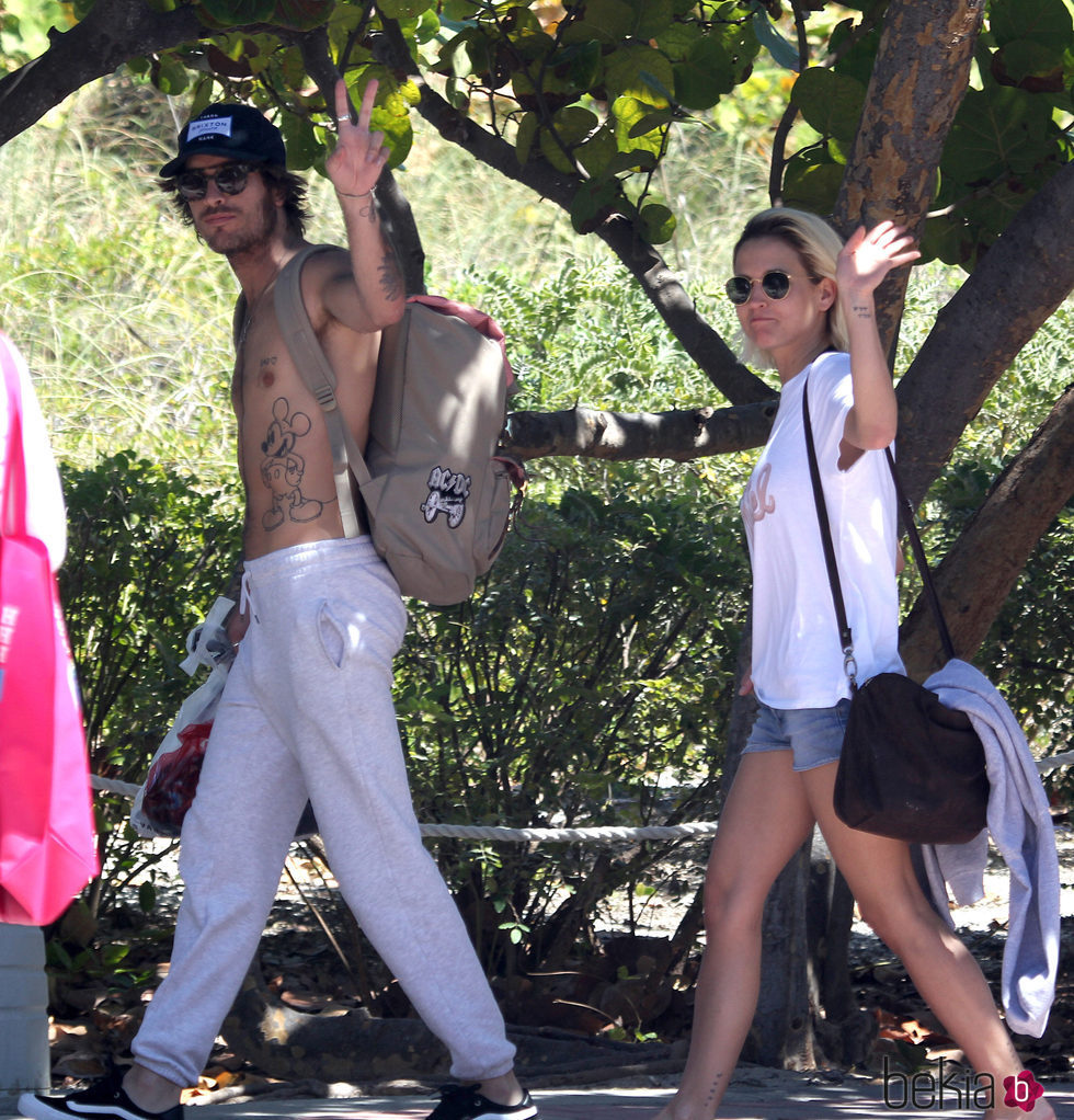 Adrián Roma y Ana Fernández saludan a los paparazzi en Miami