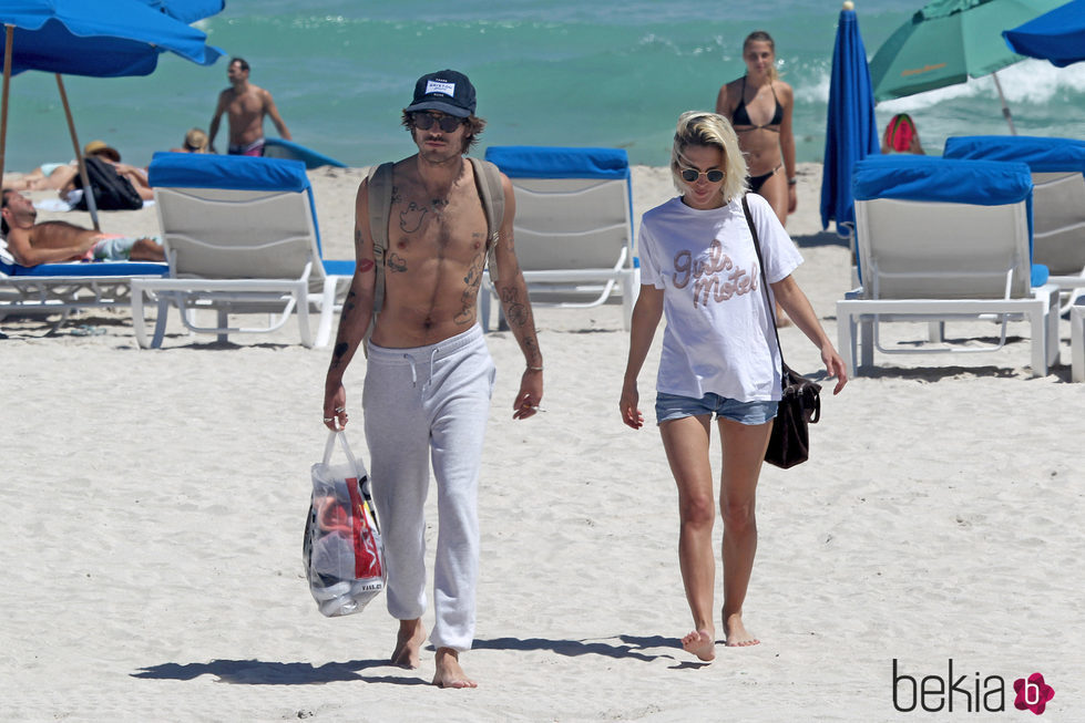 Ana Fernández y Adrián Roma en una playa de Miami