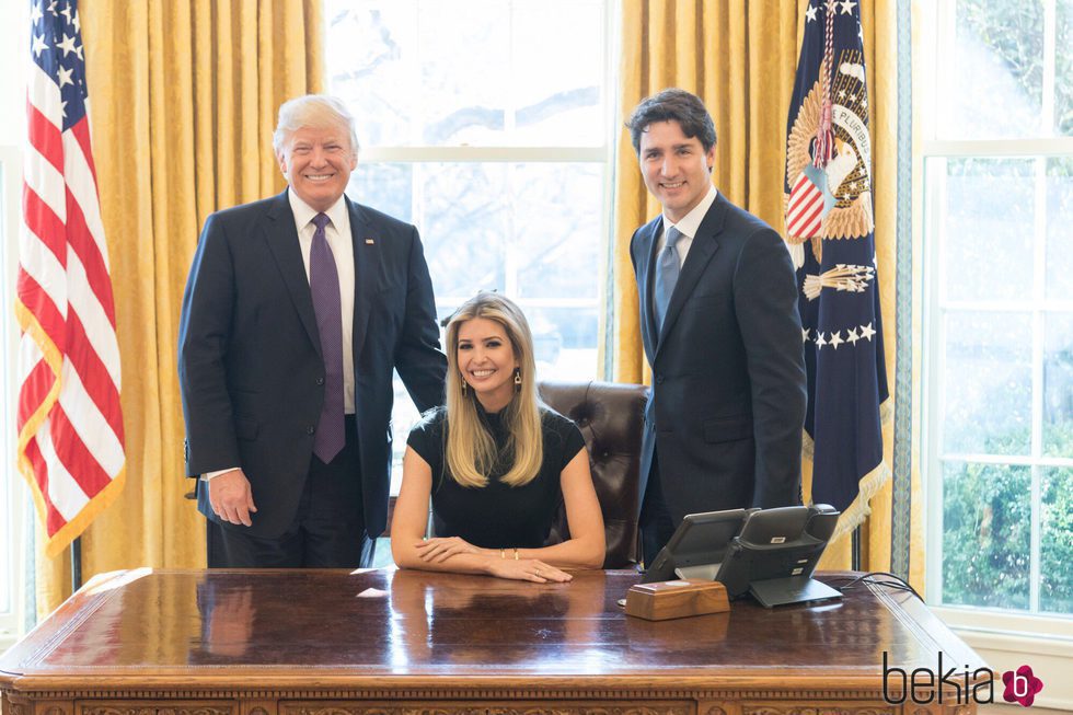 Ivanka Trump en el Despacho Oval junto a Donald Trump y Justin Trudeau