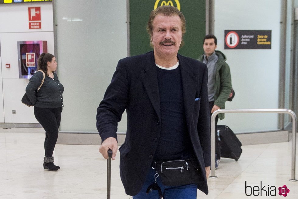 Bigote Arrocet llegando al aeropuerto de Madrid