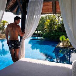 Diego Matamoros luce cuerpo en bañador en un hotel de lujo