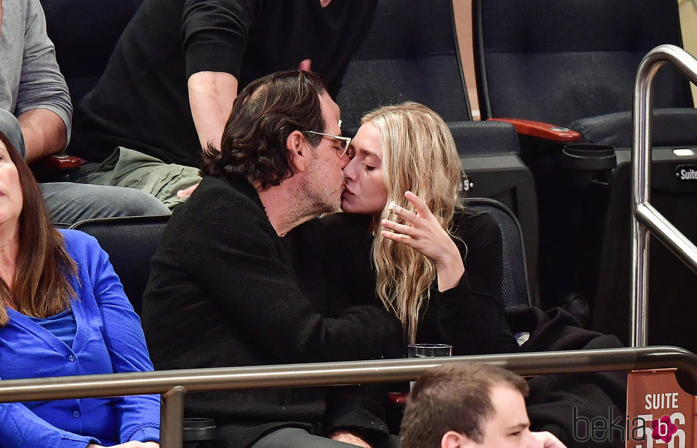 Ashley Olsen y Richard Sachs besándose durante un partido de la NBA