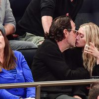 Ashley Olsen y Richard Sachs besándose durante un partido de la NBA
