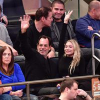 Ashley Olsen y Richard Sachs saludando en el partido New York-Brooklyn