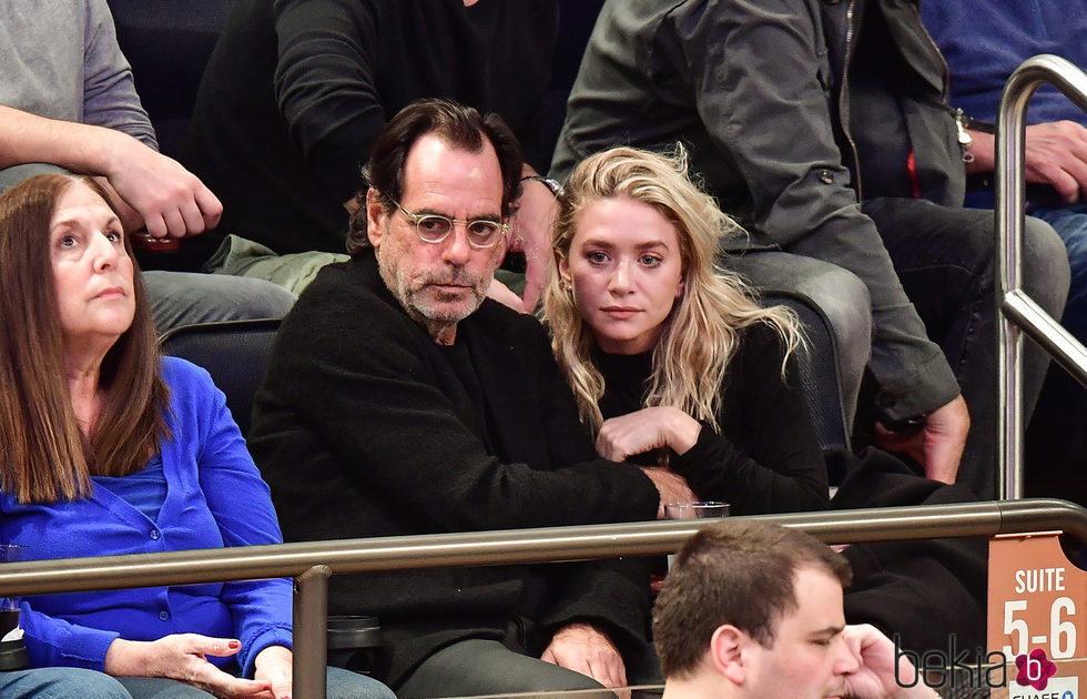 Ashley Olsen junto a su novio Richard Sachs viendo un partido de baloncesto