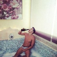 Yera Fontes ('MyHyV') bebiendo en un jacuzzi
