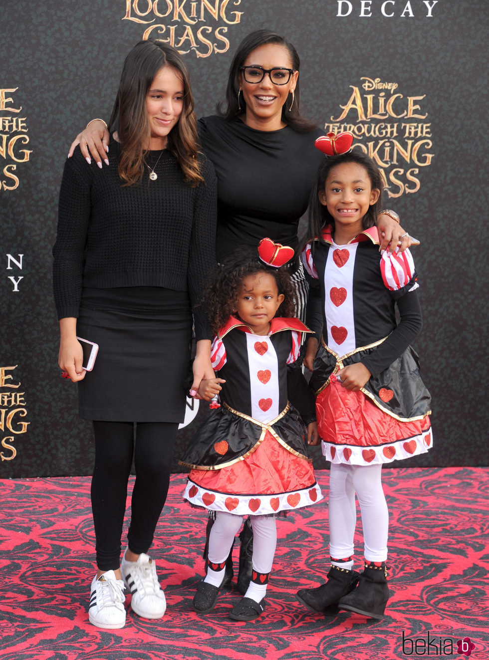 Mel B y sus hijas en la premiere de 'Alicia a través del espejo'