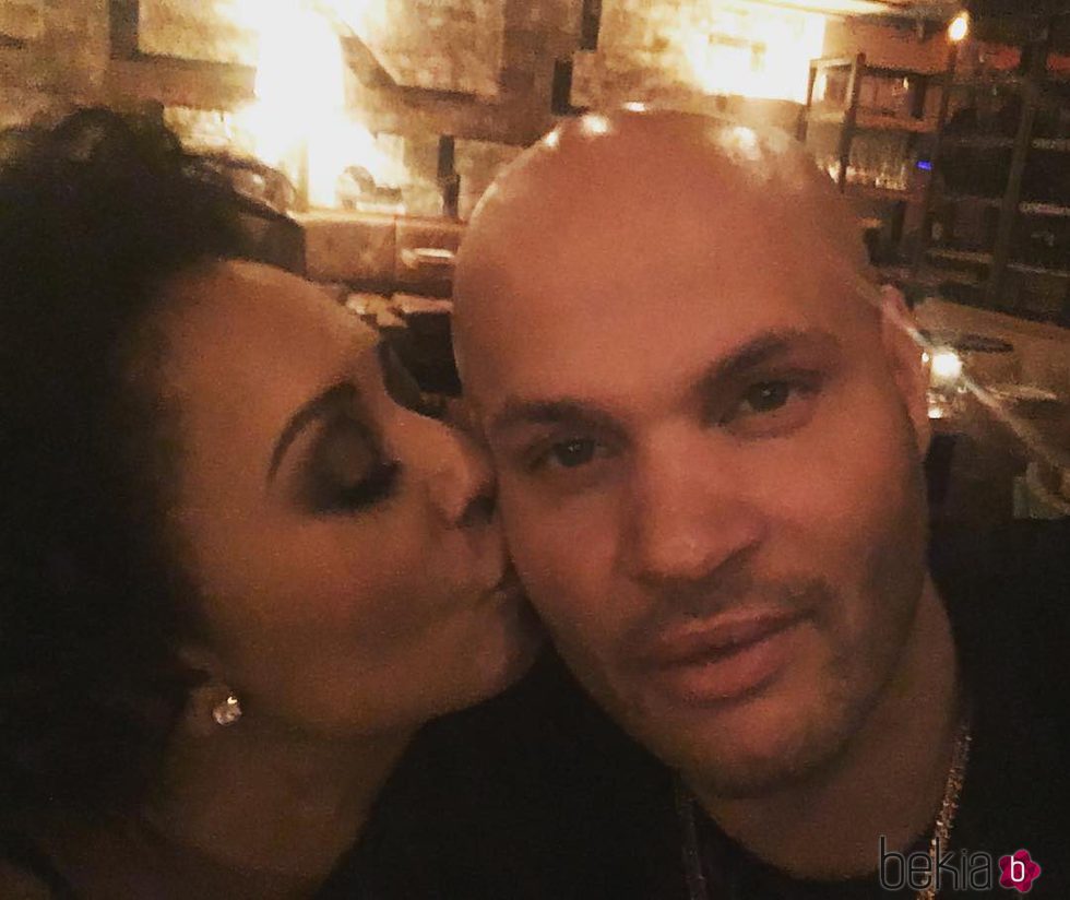Mel B besando tiernamente a su marido Stephen Belafonte