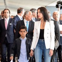 Georgina Rodríguez de la mano de Cristiano Ronaldo Jr en el aeropuerto de Madeira