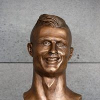 El busto con el rostro de Cristiano Ronaldo en el aeropuerto de Madeira