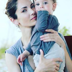 Eugenia Silva con su hijo Alfonso de Borbón y Silva en brazos