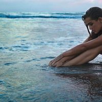Lucy Vives desnuda en medio del mar