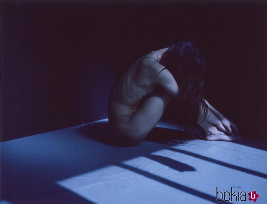 Lucy Vives desnuda en la penumbra