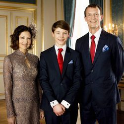 Félix de Dinamarca con sus padres en su Confirmación