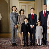 Félix de Dinamarca con sus padres, sus hermanos y Marie de Dinamarca en su Confirmación