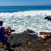 Ryan Phillippe tumbado sobre las rocas