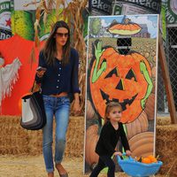 Alesandra Ambrosio junto a su hija en busca de calabazas