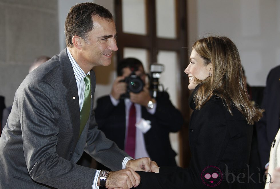 El Príncipe Felipe visita a Doña Letizia en el Día de la Banderita