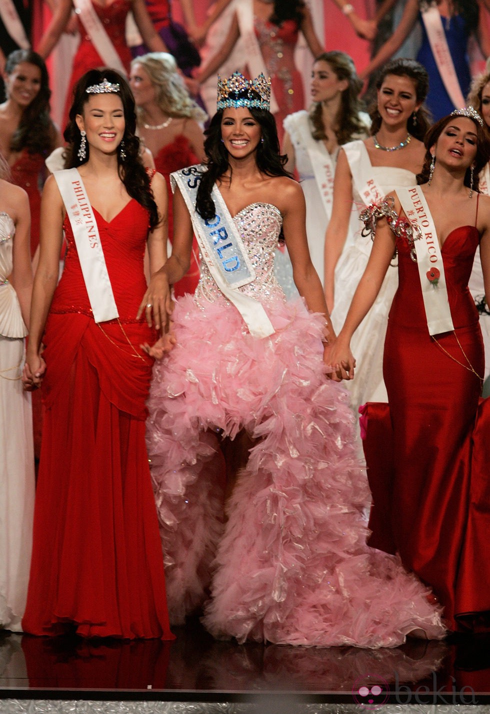 Ivian Sarcos, Miss Mundo 2011, con las representantes de Filipinas y Puerto Rico
