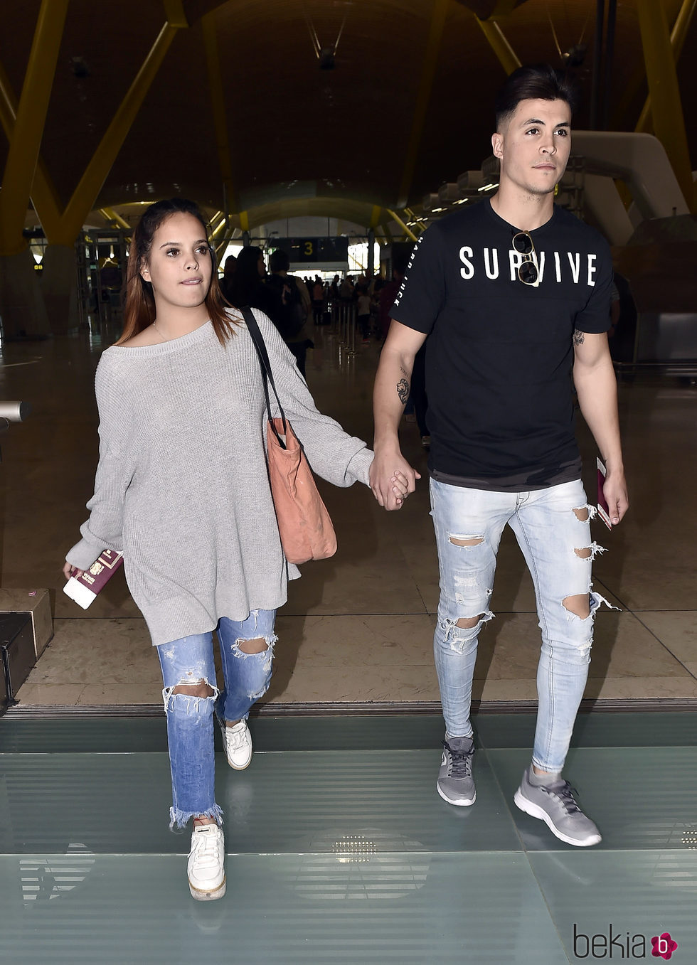 Gloria Camila con su novio KIko en el aeropuerto de Madrid