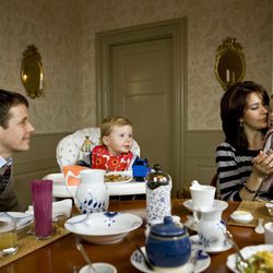 Federico y Mary de Dinamarca desayunando con sus hijos Christian e Isabel