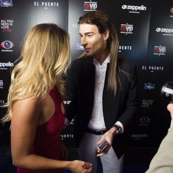 Alyson Eckmann y Miguel hablando en la fiesta de 'GH VIP5' y 'GH17'