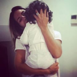 Tamara Gorro abraza a su hija Shaila tras volver de Estados Unidos