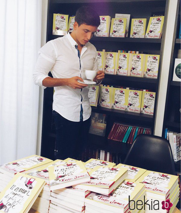 Xuso Jones con una taza de café en una firma de libros