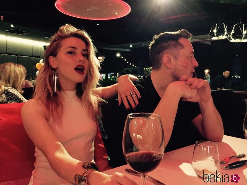 Amber Heard hace oficial su relación Elon Musk
