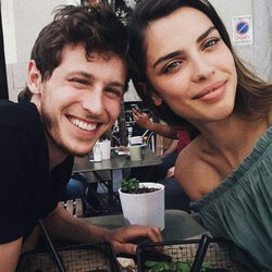 Nicolás Coronado y Ainara Aristegui tomando algo en una terraza