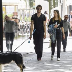 Nicolás Coronado y Ainara Aristegui paseando al perro
