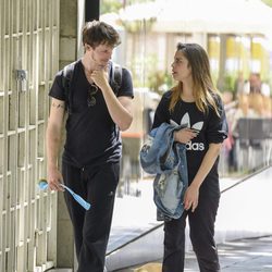 Nicolás Coronado y Ainara Aristegui dando un paseo de enamorados